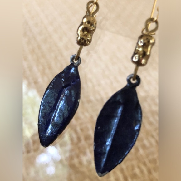 NWOT black closed lock french wire  dimensional leaf earrings - Picture 4 of 12